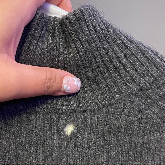 Neiman Marcus Cashmere Turtleneck Sleeveless Top - Picture 3 of 3